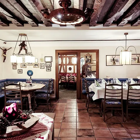 Hotel Schrofenstein 4*