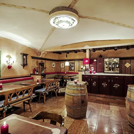 Hotel Schrofenstein 4*